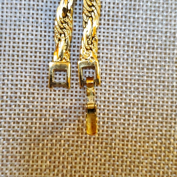 Trifari signature 24 inch gold tone necklace - Picture 4 of 6